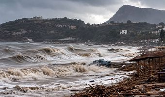 Νεκρός νεαρός άνδρας στη Ρόδο από την κακοκαιρία – Παρασύρθηκε με το αυτοκίνητό του στη θάλασσα