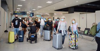 Τέλος η υποχρεωτική μάσκα σε αεροδρόμια και αεροπλάνα από τις 16 Μαΐου, συστήνουν τα ECDC 