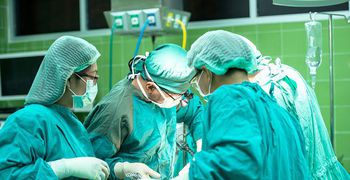 Πώς θα λειτουργoύν τα απογευματινά χειρουργεία στα δημόσια νοσοκομεία – Από 300 έως 2.000 ευρώ το κόστος για τον πολίτη