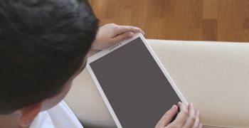 Τα social media “ροκανίζουν” τη συγκέντρωση των παιδιών – Νέα μελέτη τα συνδέει με αύξηση συμπτωμάτων ΔΕΠΥ