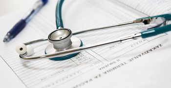 Νοσοκομειακοί γιατροί: Στους δρόμους την Τετάρτη για τις μειωμένες αποδοχές τους – Τι μισθούς λαμβάνουν 