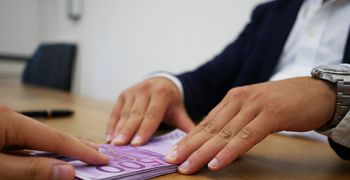 Η κυβέρνηση βάζει "φρένο" στα πανωτόκια - Τι αλλαγές φέρνει το νομοσχέδιο για τα δάνεια έως 100.000 ευρώ και τι κερδίζουν οι δανειολήπτες