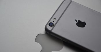 Η Apple αλλάζει εποχή: Παρουσιάζει το πρώτο αναδιπλούμενο iPhone