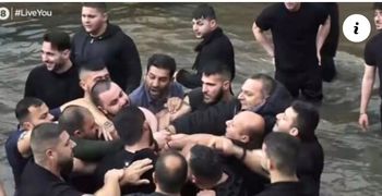 Θεοφάνια στη Φλώρινα: Πιάστηκαν στα χέρια για το ποιος θα πιάσει τον Σταυρό