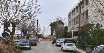 Να τοποθετηθούν εκ νέου οι σημάνσεις απαγόρευσης κυκλοφορίας στην οδό Αρτεμισίας ζητούν οι κάτοικοι