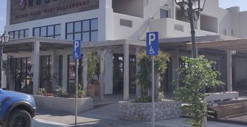 B. Xαδούλης: Ποιος εξαφάνισε τις δύο θέσεις στάθμευσης ΑμεΑ στο Τιγκάκι;