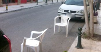 Πρόστιμα έως και 1.500 ευρώ για όσους κρατούν θέσεις στάθμευσης με κόλπα τύπου καφάσια, γλάστρες, καρέκλες κ.α.