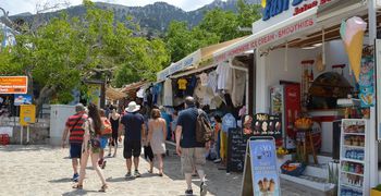 Τουρισμός 2026: Κρατήσεις στο «παρά πέντε», μικρότερες διακοπές και πιο «σφιχτοί» ταξιδιώτες 
