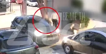 Σοκαριστική επίθεση στο Ίλιον: Οδηγός γρονθοκόπησε γυναίκα μπροστά στο παιδί της (vid)