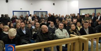 Διεκόπη η δίκη για τα Τέμπη και θα συνεχιστεί την 1η Απριλίου - Οργισμένοι συγγενείς φώναζαν συνθήματα