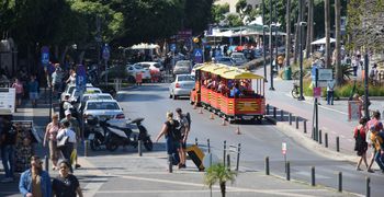 Jet2: 30.000 επιπλέον αεροπορικές θέσεις για Κρήτη, Κω και Σαντορίνη για το καλοκαίρι του 2026