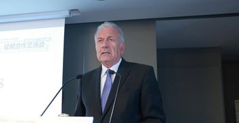Δ. Αβραμόπουλος: Είναι μια μπούρδα η ιστορία – Υπάρχει μίζα που φορολογείται;    