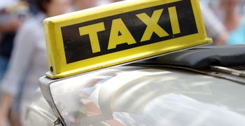 Νέα Ιωνία: Άγρια επίθεση σε γυναίκα οδηγό ταξί – Επιβάτης τη δάγκωσε και της έκοψε το αυτί
