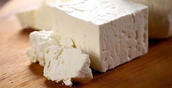 ΕΦΕΤ: Ανάκληση γνωστής φέτας μετά τον εντοπισμό παθογόνου μικροοργανισμού