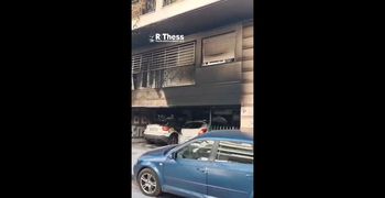 Eμπρηστικές επιθέσεις με γκαζάκια σε κατοικίες πολιτευτών της ΝΔ - Μια γυναίκα στη ΜΕΘ και 4 τραυματίες