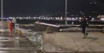 Aναγνώστρια: "Χαμός" πάλι στο λιμάνι της Κω με τα μπλόκια λόγω κακοκαιρίας - Τα δένουμε με δικά μας σχοινιά