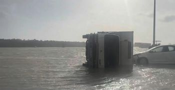 Ρόδος: Η θάλασσα βγήκε στη στεριά – Αναποδογύρισε φορτηγό 