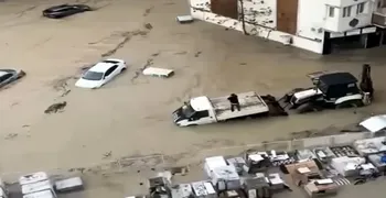 Εικόνες βιβλικής καταστροφής στην Τουρκία: Γειτονιές πνίγηκαν σε τόνους λάσπης από τις φονικές πλημμύρες