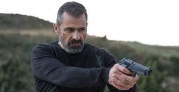 Στους κινηματογράφους το νέο αστυνομικό θρίλερ «Το Μυστικό του Δάσους» που γυρίστηκε στην Κω και πρωταγωνιστεί ο Κ. Καραθωμάς