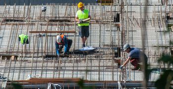 Ελλείψεις 250.000 εργαζομένων σε τουρισμό και οικοδομή