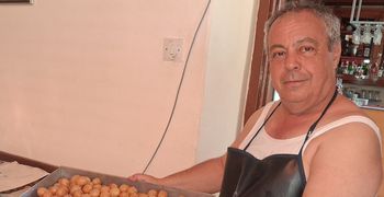 Τάκης Χατζηπυλιώτης (Καμέλια) - Με μεράκι και παράδοση ετοιμάζει 1.000 λουκουμάδες για τον εορτασμό της Μεταμορφώσεως του Σωτήρος
