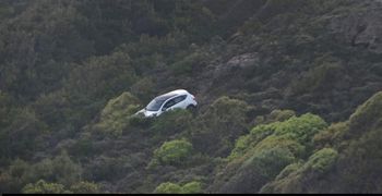 Ρόδος: Τράβηξε το τιμόνι για να γκρεμίσει στη χαράδρα την εν διαστάσει σύζυγο και το παιδί του και επιχείρησε να αυτοκτονήσει! 