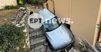 Καστοριά: Αυτοκίνητο «προσγειώθηκε» σε αυλή σπιτιού — Παρά τρίχα γλίτωσαν οι κάτοικοι