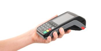 Πάνω από 7 στις 10 ηλεκτρονικές πληρωμές στην Ελλάδα γίνονται με κάρτα