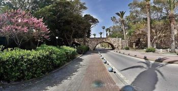 Πλύση οδοστρώματος και πεζοδρομίων στο λιμάνι της Κω