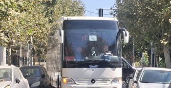 Νέος "εγκλωβισμός" λεωφορείου στο κέντρο της Κω – Κυκλοφοριακό κομφούζιο από τα παρκαρισμένα οχήματα 