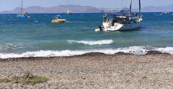 Στα "ρηχά" ιστιοφόρο λόγω ισχυρών ανέμων στην Β. Γεωργίου