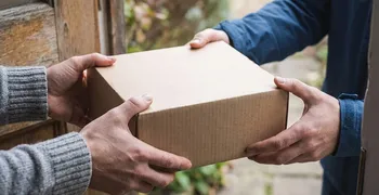 Προς απόσυρση η διάταξη που βάζει τέλος στα μετρητά κατά τις παραδόσεις δεμάτων με κούριερ