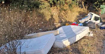 Ασυνειδησία χωρίς όρια: Συμπολίτης μας με φορτηγάκι πέταξε στρώματα και διάφορα σκουπίδια στον Αγ. Νεκτάριο Κω