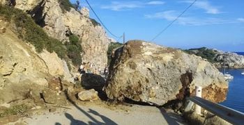 Τεράστιος βράχος έπεσε στον δρόμο προς την παραλία «Άντονι Κουίν» στη Ρόδο