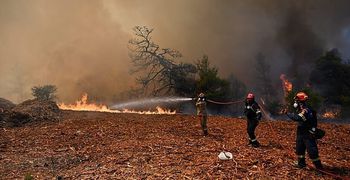 Πύρινος όλεθρος στη Δυτική Αττική: «112» για εκκένωση προς Μέγαρα – Ανεξέλεγκτες οι φλόγες σε πολλαπλά μέτωπα