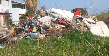 Αναγνώστρια: Εδώ και 4 μήνες δεν έχουν μαζέψει τα σκουπίδια και τα μπάζα ενώ έχουμε ενημερώσει την Υπηρεσία Καθαριότητας...
