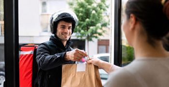 Οι Έλληνες μειώνουν τις παραγγελίες delivery – Τι δείχνει έρευνα για τις αγορές μέσω ίντερνετ 
