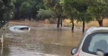 Πλημμύρισαν δρόμοι στη Ρόδο – Το ύψος της βροχής "κατάπιε" αυτοκίνητο