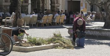 Αναγνώστης: Ιδιώτες καθαρίζουν μόνοι τους τα παρτέρια στην Καρδάμαινα αφού δεν "βλέπουν φως" από τον Δήμο