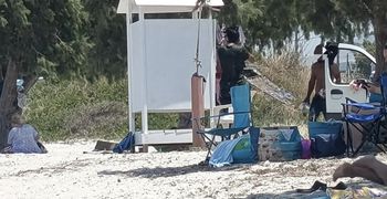 Αναγνώστρια: Κάντε κάτι με τους Ρομά στην παραλία Τιγκακιού – Κάνουν μπάνιο και πλένουν τα ρούχα τους στη δημόσια ντουζιέρα