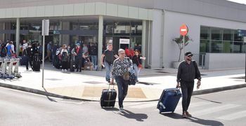 Πώς οι αυξήσεις στα αεροπορικά εισιτήρια θα επηρεάσουν τον Eλληνικό τουρισμό   