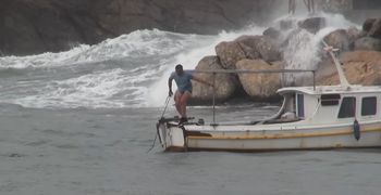 Συγκλονιστικές εικόνες: Ψαράς στην Αστυπάλαια δίνει μάχη με τα κύματα για να σώσει το καΐκι του και βουτά στη θάλασσα (VIDEO)