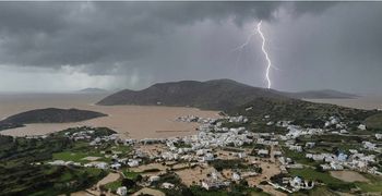 Η θάλασσα βγήκε στη στεριά στους Λειψούς – Πρωτοφανής καταιγίδα έπληξε το νησί