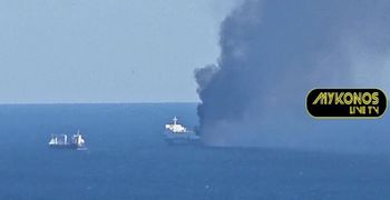 Φωτιά στο οχηματαγωγό BLUE CARRIER 2, βόρεια της Μυκόνου (vid)