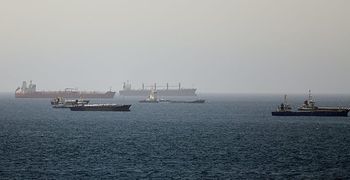 Ανάφλεξη στη Μέση Ανατολή: Το Ιράν έκλεισε τα Στενά του Ορμούζ και χτύπησε δύο πλοία, το ένα κυπριακό - Άμεση απάντηση από τις ΗΠΑ