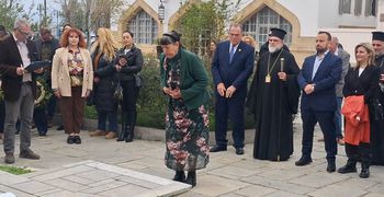 Περί καταθέσεως των στεφάνων στο Ηρώο (Γράφει η Ξανθίππη Αγρέλλη)