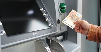 Μετρητά χωρίς ATM: Αναλήψεις από καταστήματα και καφενεία – Το νέο σχέδιο για την επαρχία    