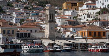 Αδιανόητο: Στην Ύδρα ζητούν μέχρι και 880 ευρώ ενοίκιο από εκπαιδευτικούς και τους δίνουν σπίτι... από Νοέμβριο