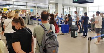 Καλοκαιρινό έμφραγμα στα ελληνικά αεροδρόμια – Πού οφείλονται οι καθυστερήσεις   