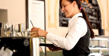 Συμφωνία για διετή κλαδική σύμβαση στον επισιτισμό με κατώτατο 950€ φέτος και 988€ το 2027 – Άμεση επέκταση σε 500.000 εργαζόμενους 